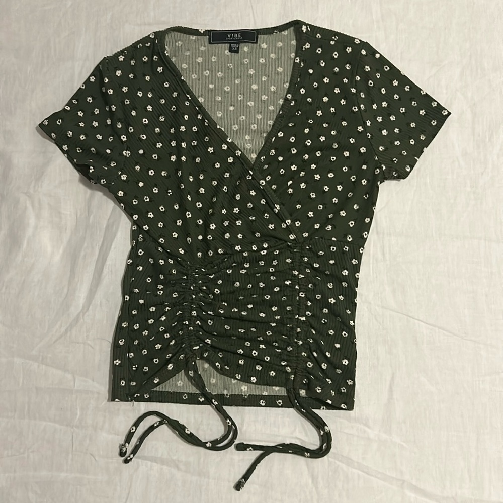 Pretty XS short sleeved top with drawstring double feature at front.